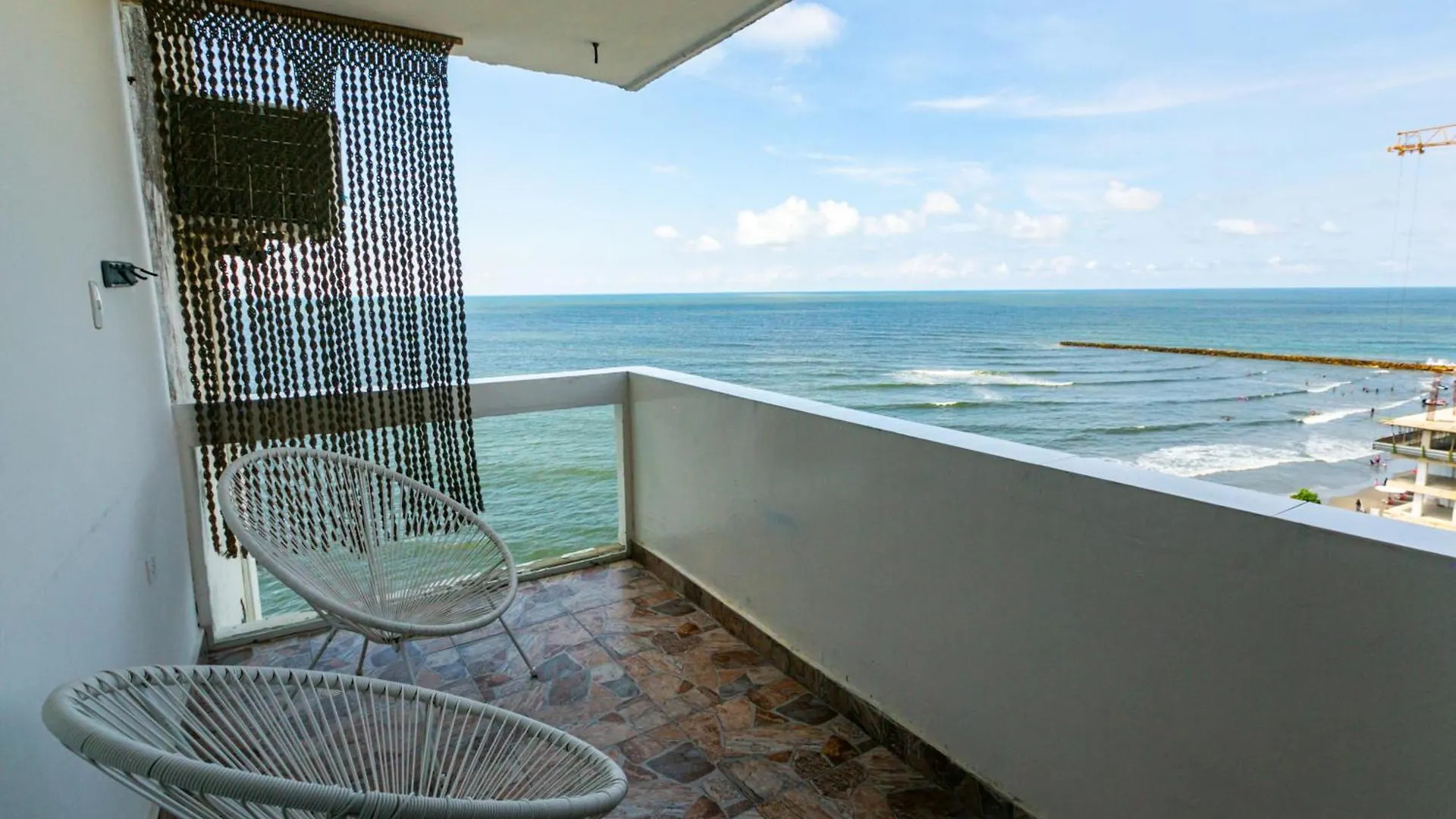 Stylish & Renovated Condo In El Laguito, Cartagena